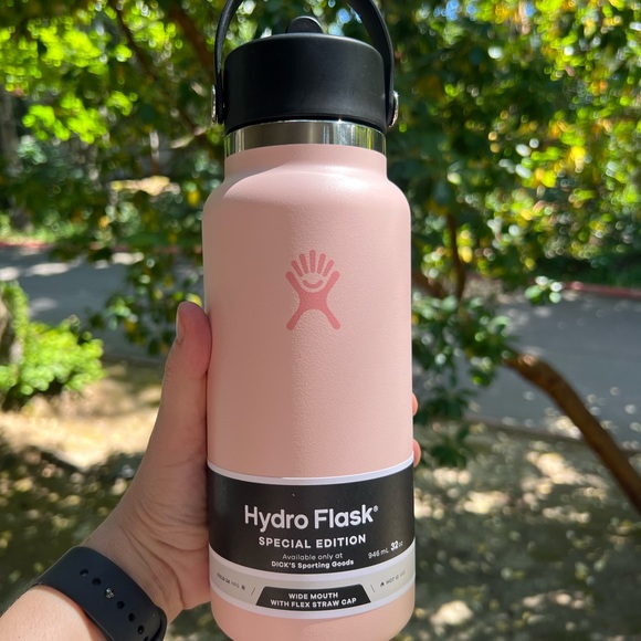 Limited Edition Hydro Flask 32 oz Bottle in Dogwood Strawberry Milk light pink - Picture 2 of 10